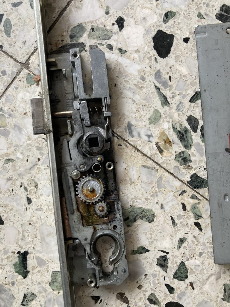 Ausgebautes Defektes Schloss Schlüsseldienst - Einsatz Key-Komeet